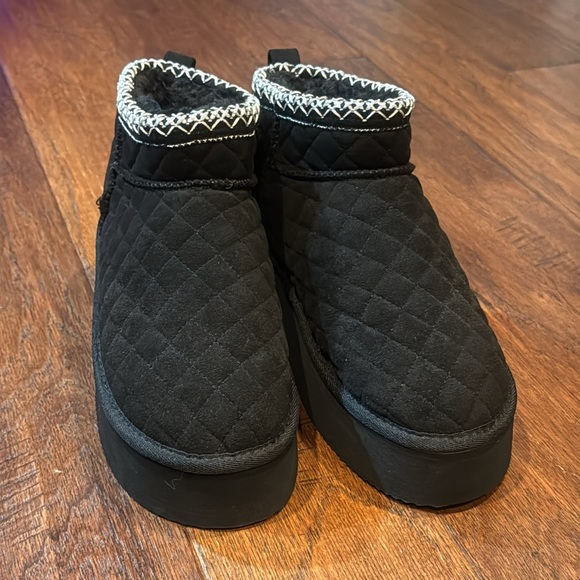 Sold Out! Size 10 BOOHOO Quilted Black Ankle Boots - Picture 8 of 8